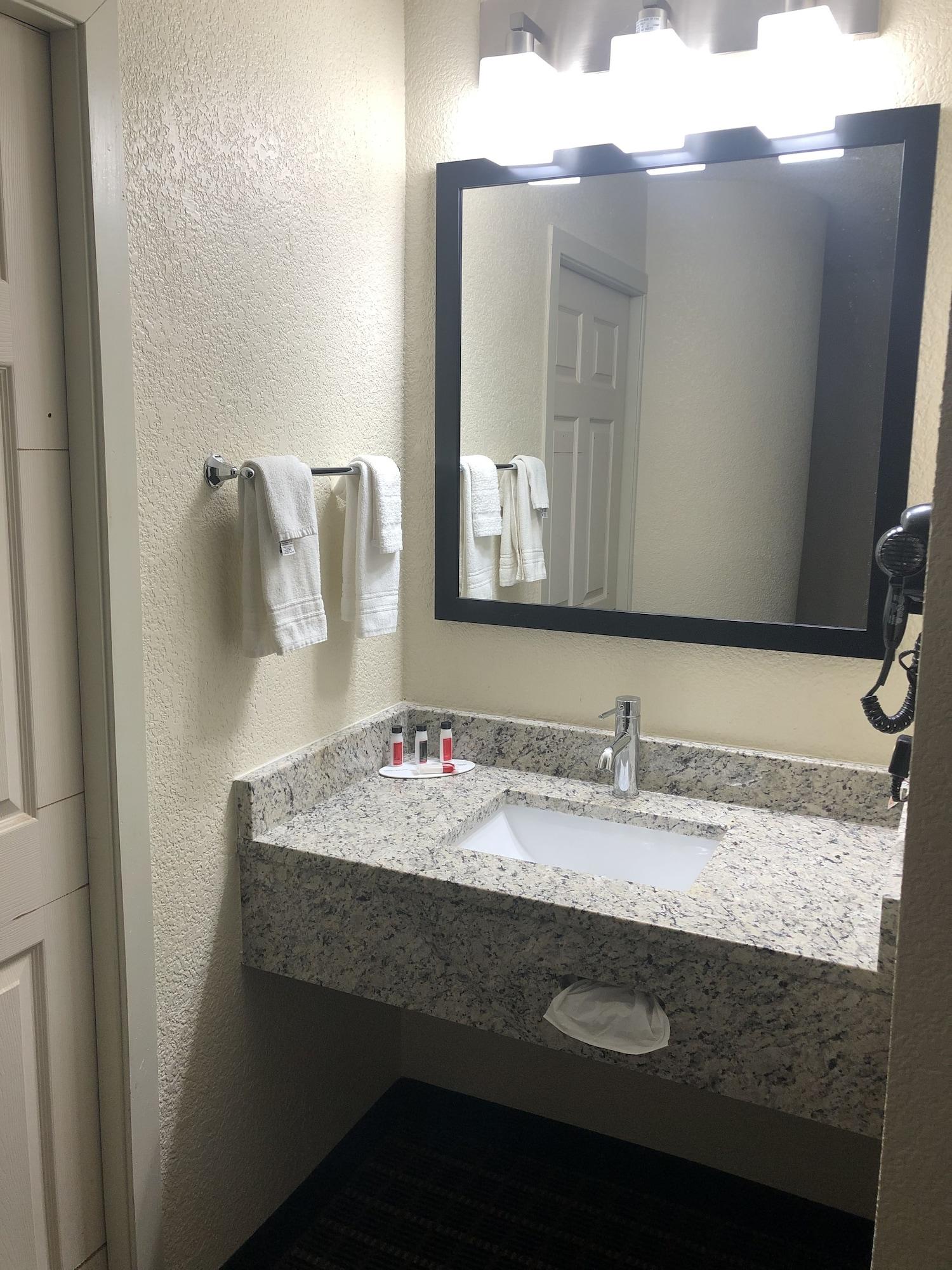 Baymont Inn & Suites By Wyndham Mukwonago Esterno foto