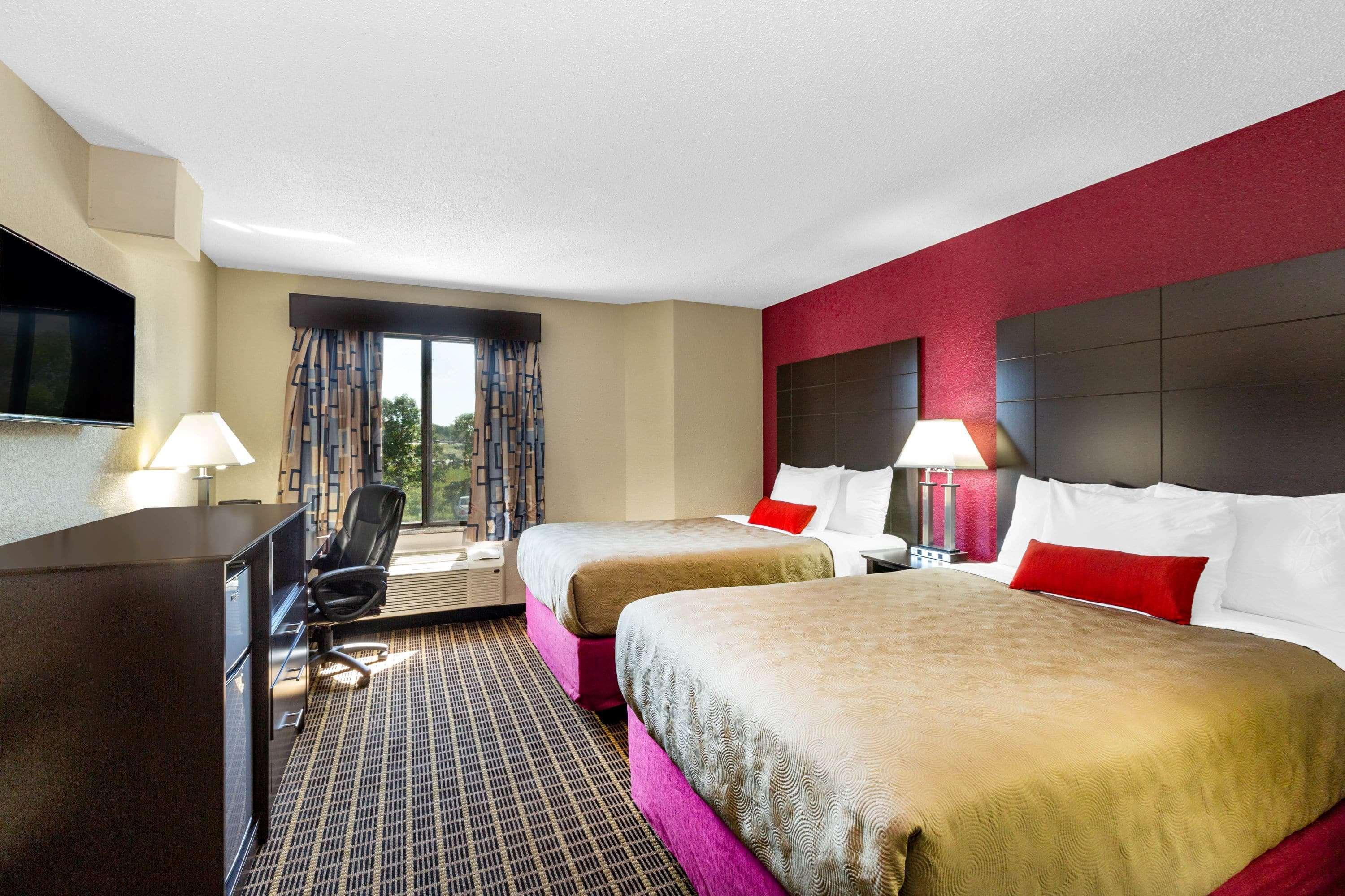 Baymont Inn & Suites By Wyndham Mukwonago Esterno foto