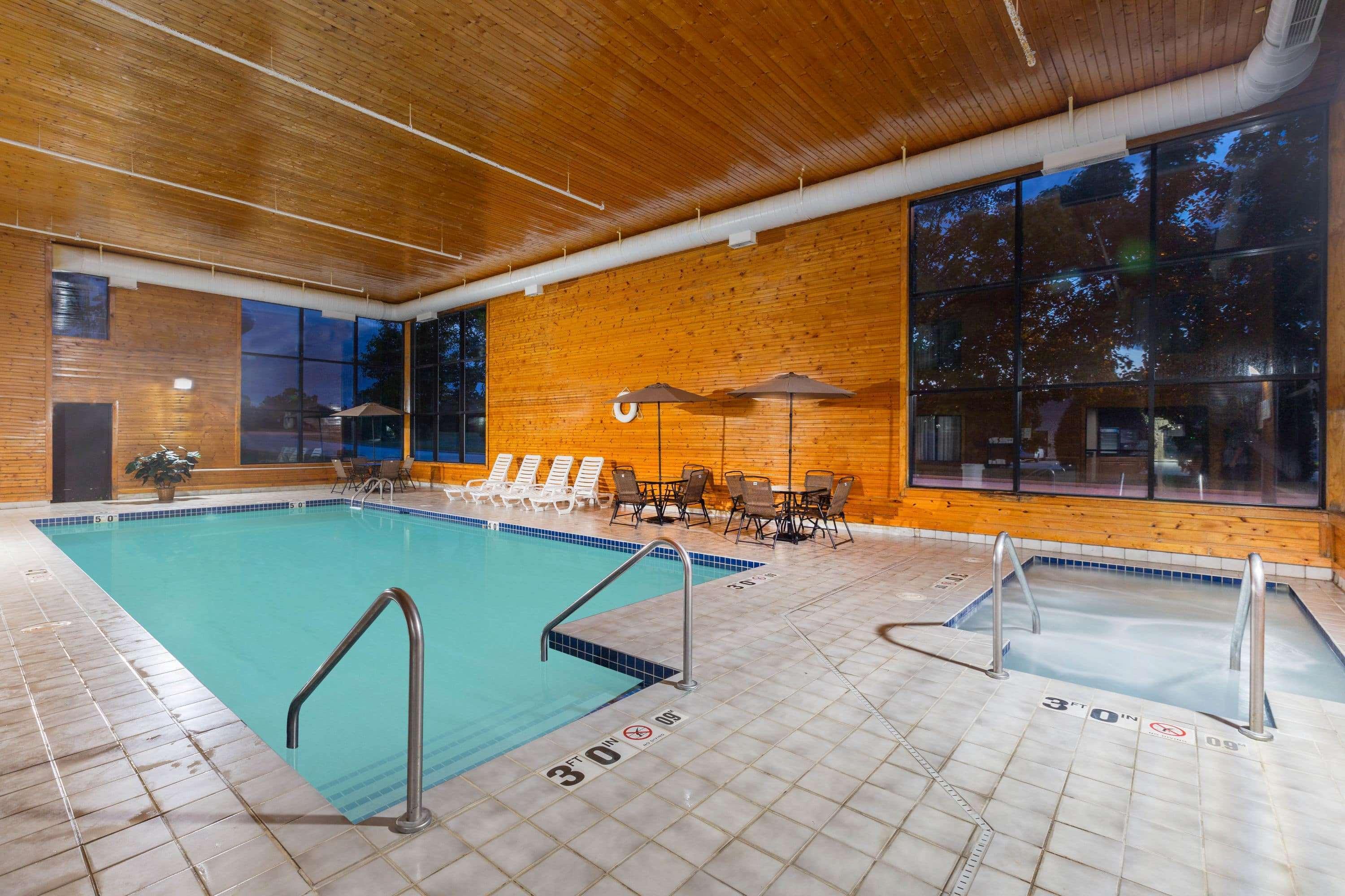 Baymont Inn & Suites By Wyndham Mukwonago Esterno foto