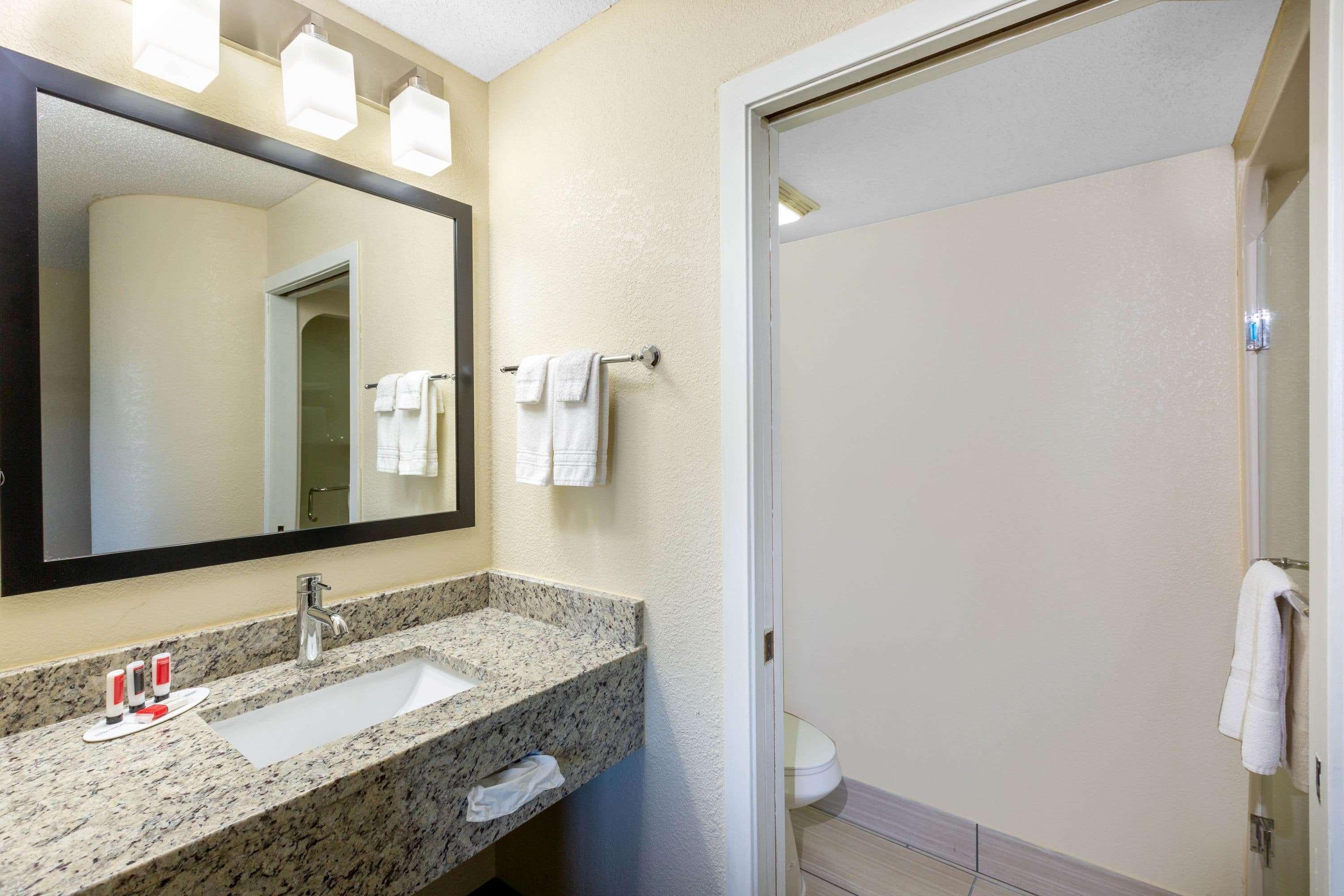 Baymont Inn & Suites By Wyndham Mukwonago Esterno foto