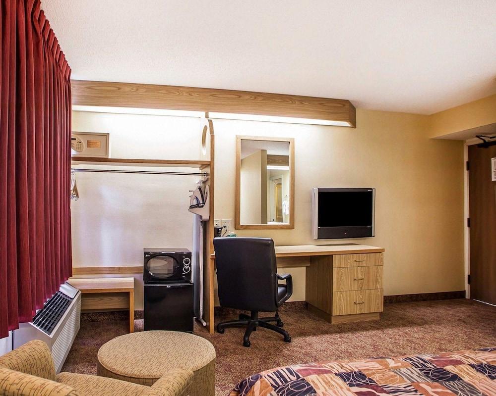 Baymont Inn & Suites By Wyndham Mukwonago Esterno foto