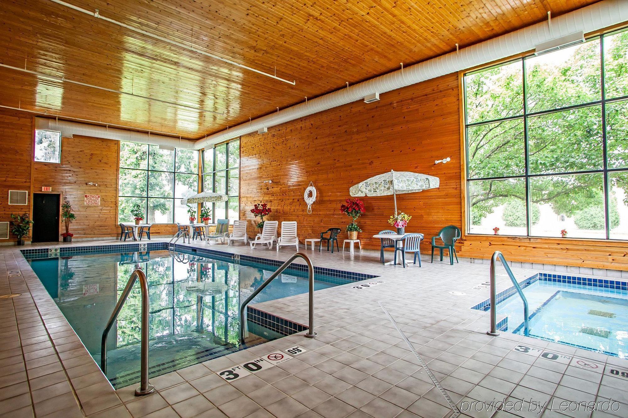 Baymont Inn & Suites By Wyndham Mukwonago Esterno foto