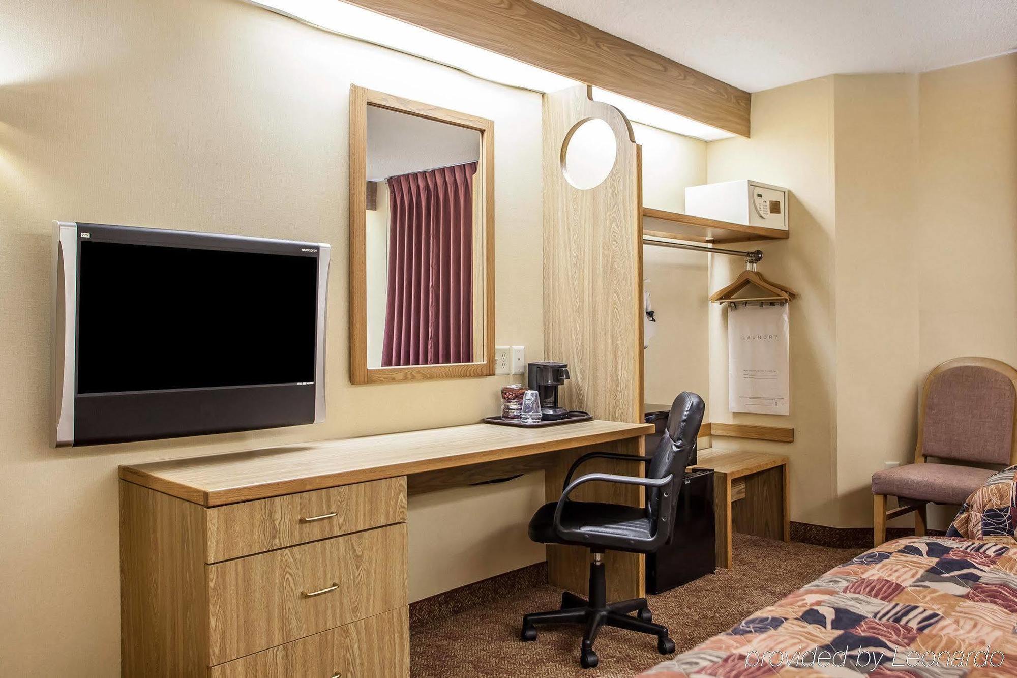 Baymont Inn & Suites By Wyndham Mukwonago Esterno foto