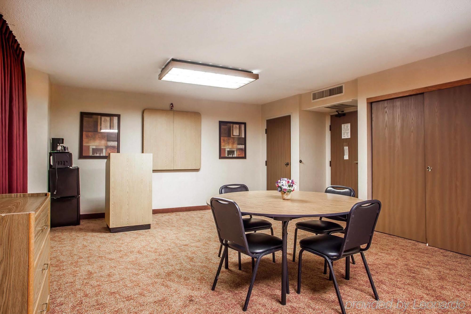 Baymont Inn & Suites By Wyndham Mukwonago Esterno foto