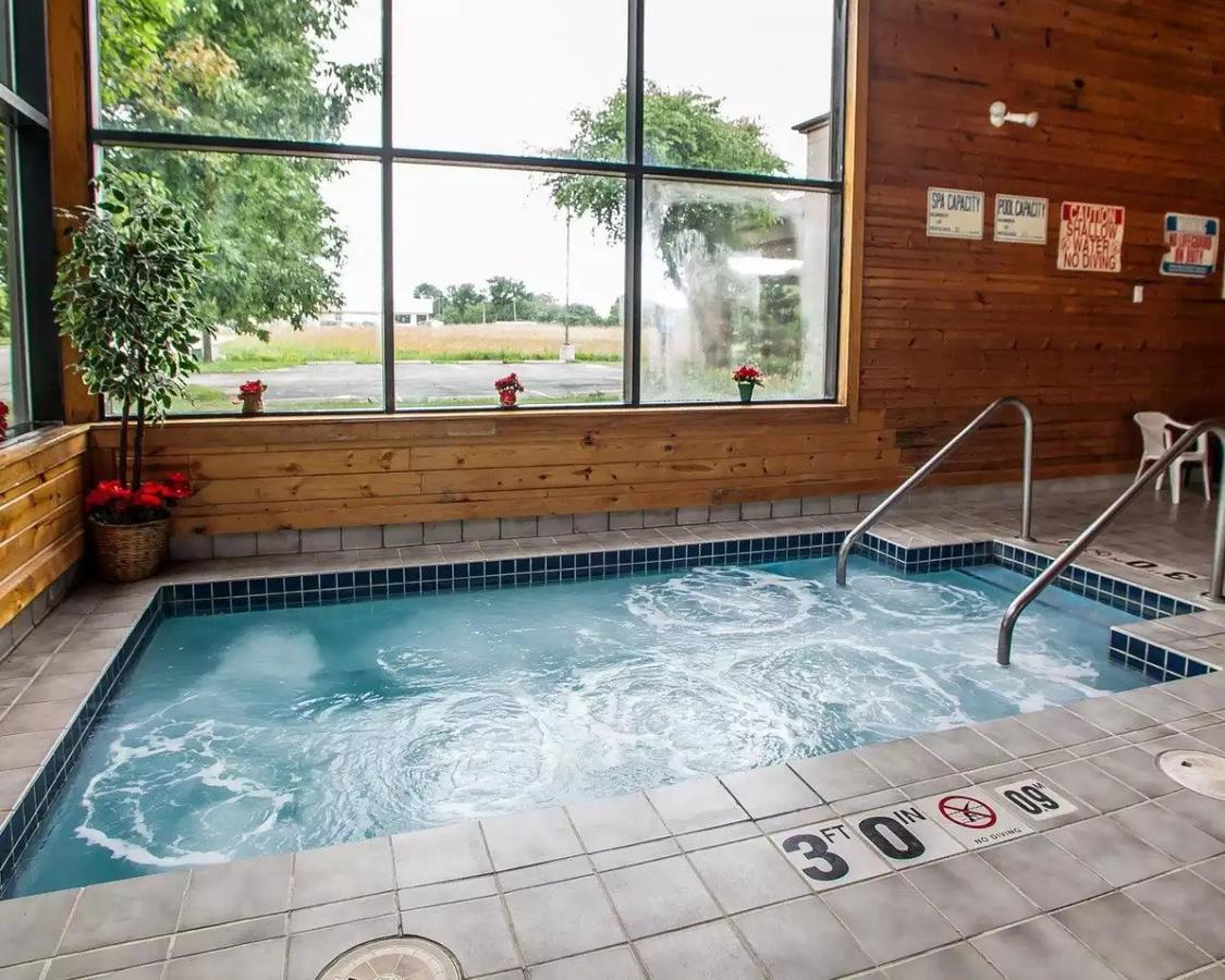 Baymont Inn & Suites By Wyndham Mukwonago Esterno foto