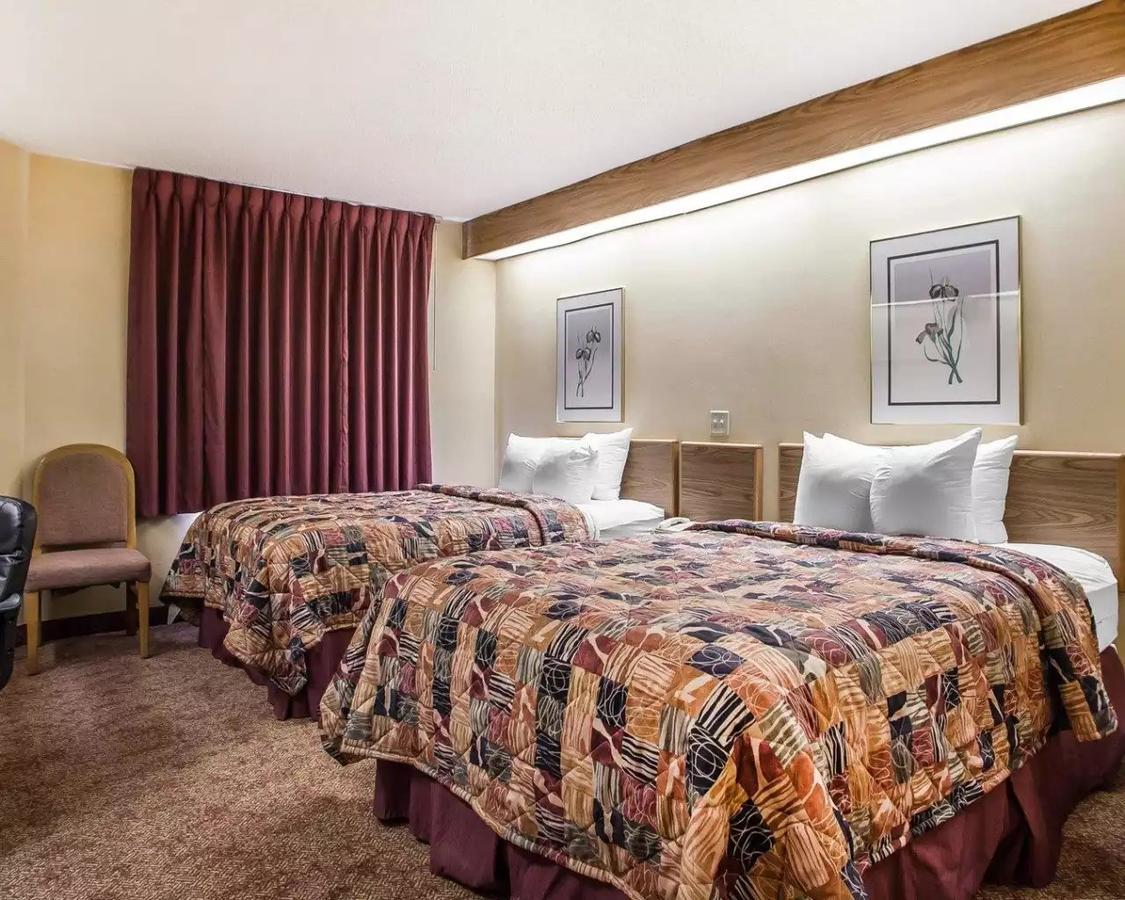 Baymont Inn & Suites By Wyndham Mukwonago Esterno foto