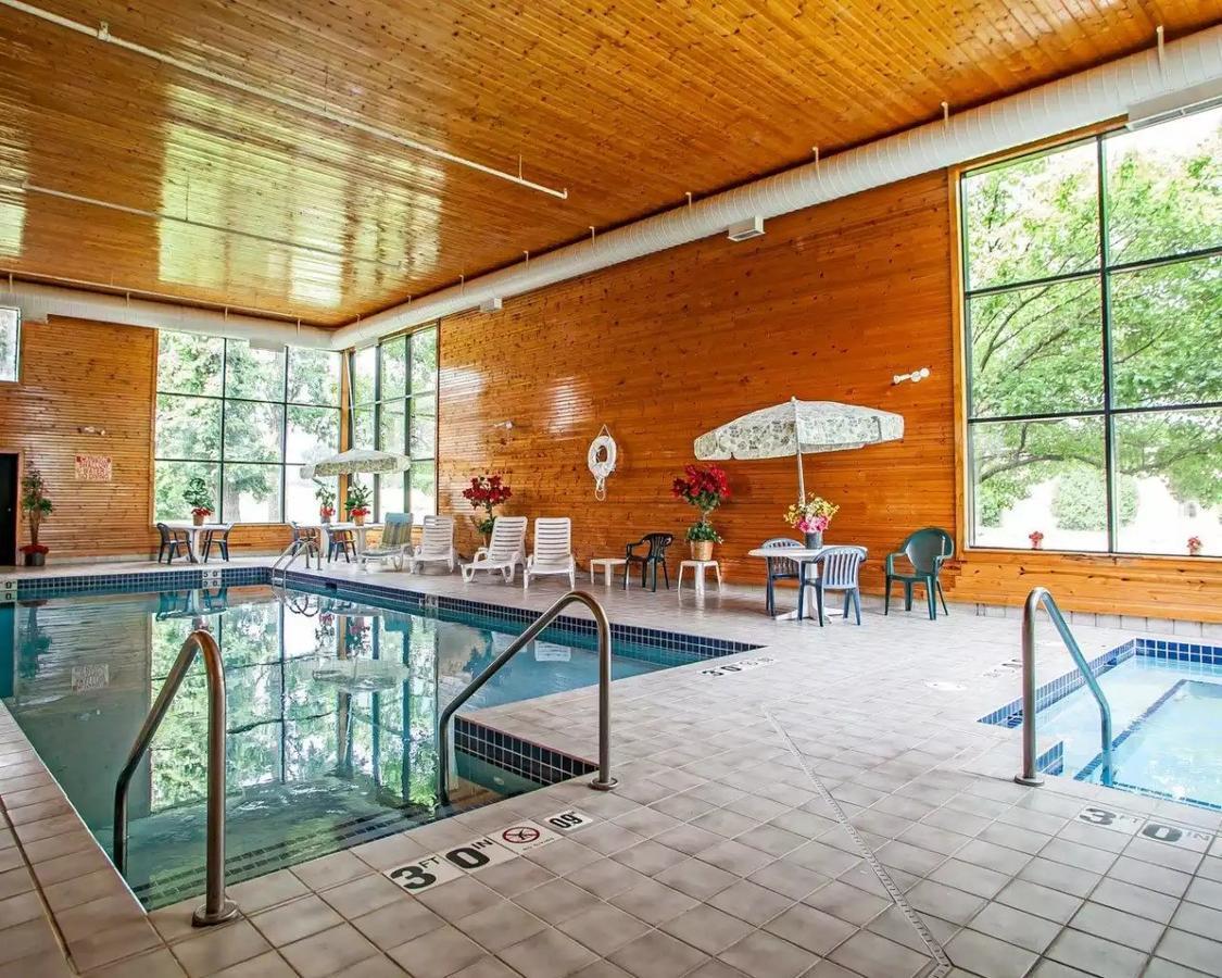 Baymont Inn & Suites By Wyndham Mukwonago Esterno foto