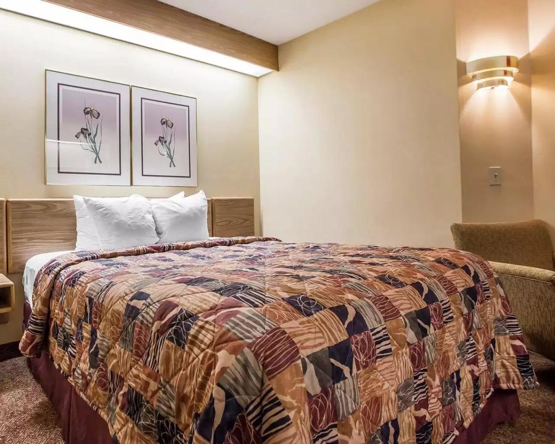 Baymont Inn & Suites By Wyndham Mukwonago Esterno foto